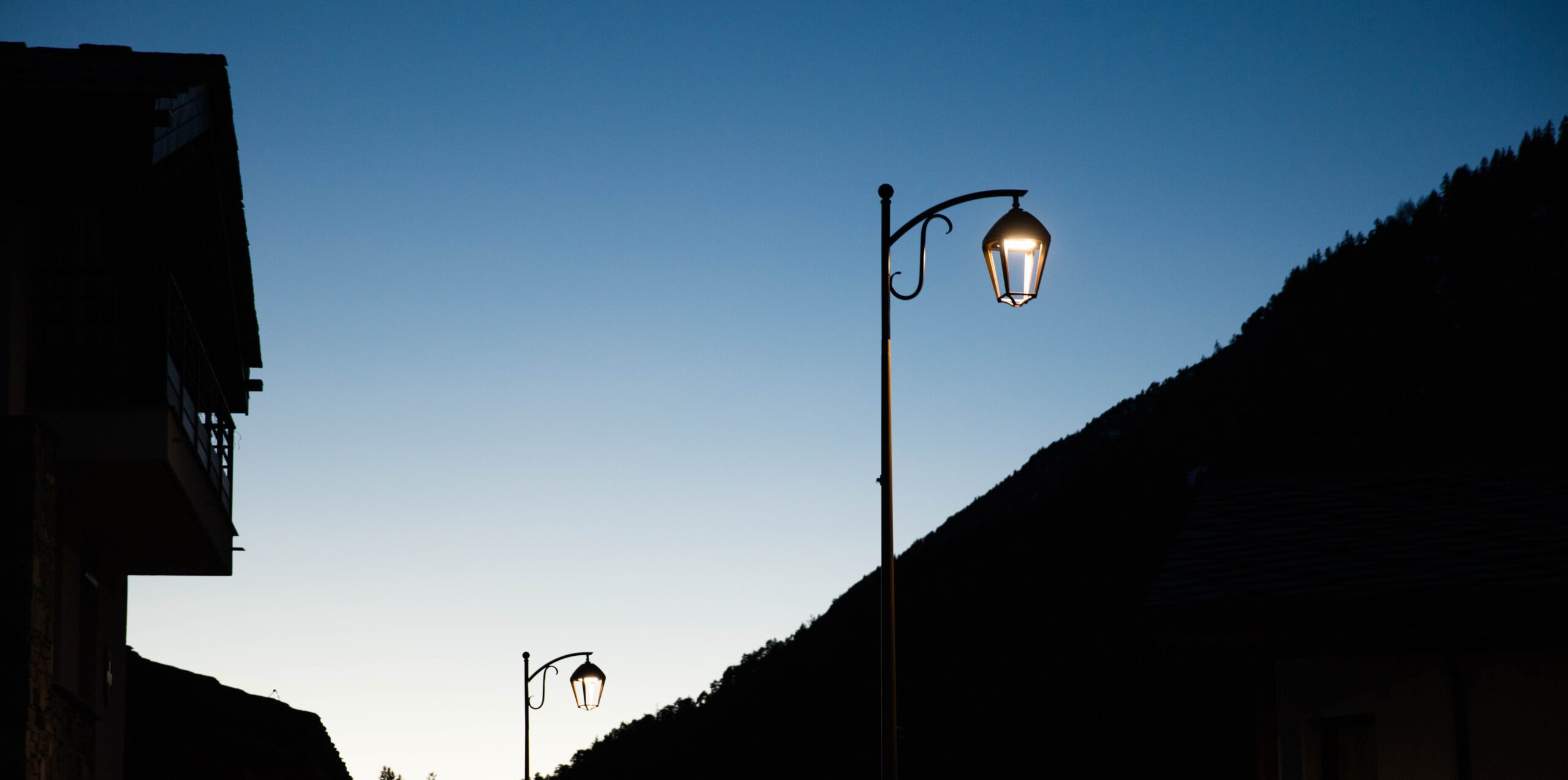 Un luminaire EMBLEME en version suspendue, illumine le village d'Aussois par une nuit dégagée.