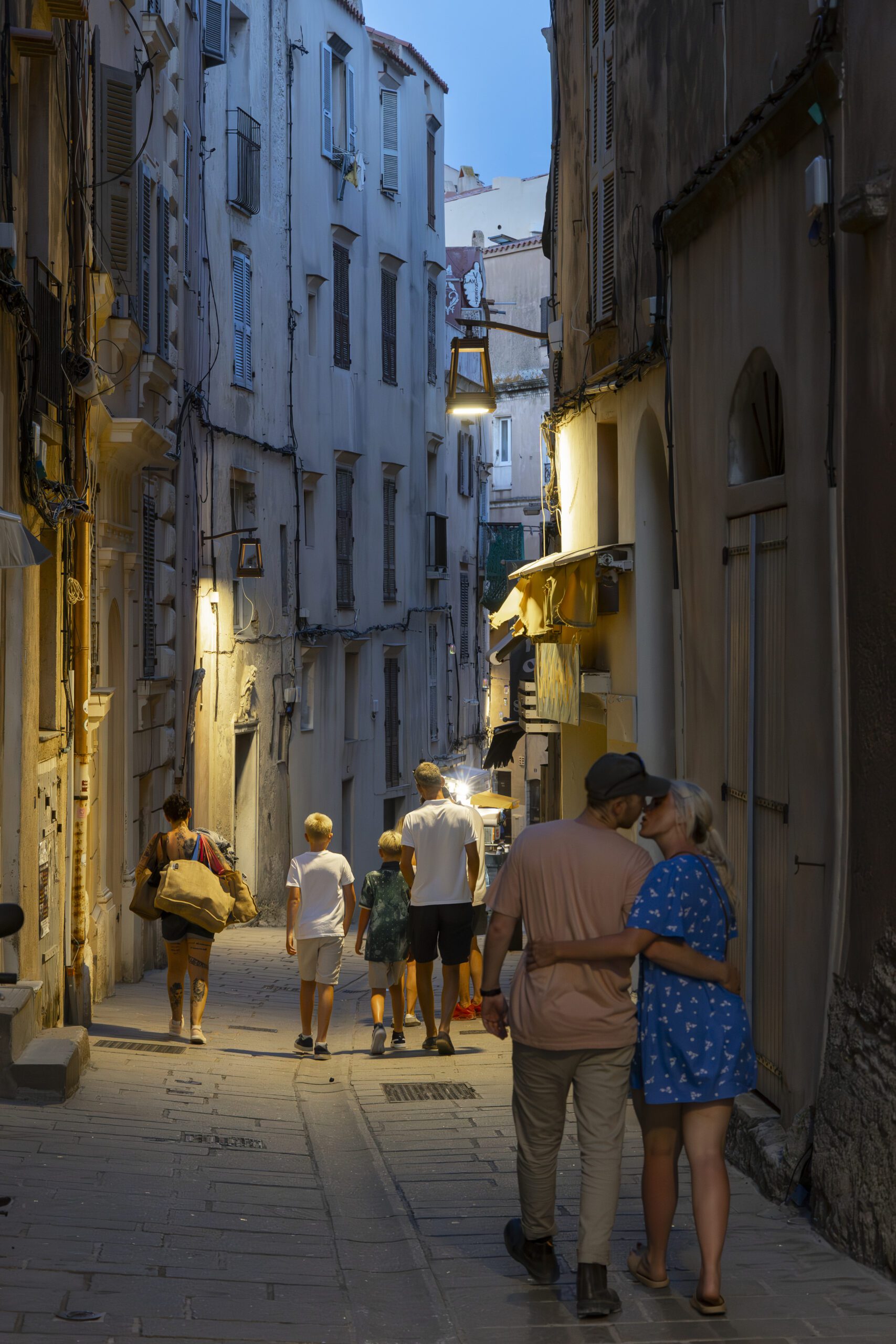 Luminaire BONI &eacute;clairant les rues de Bonifacio, de nuit.