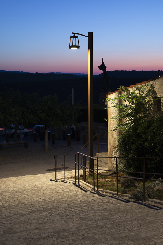 Luminaire BONI &eacute;clairant les rues de Bonifacio, de nuit.
