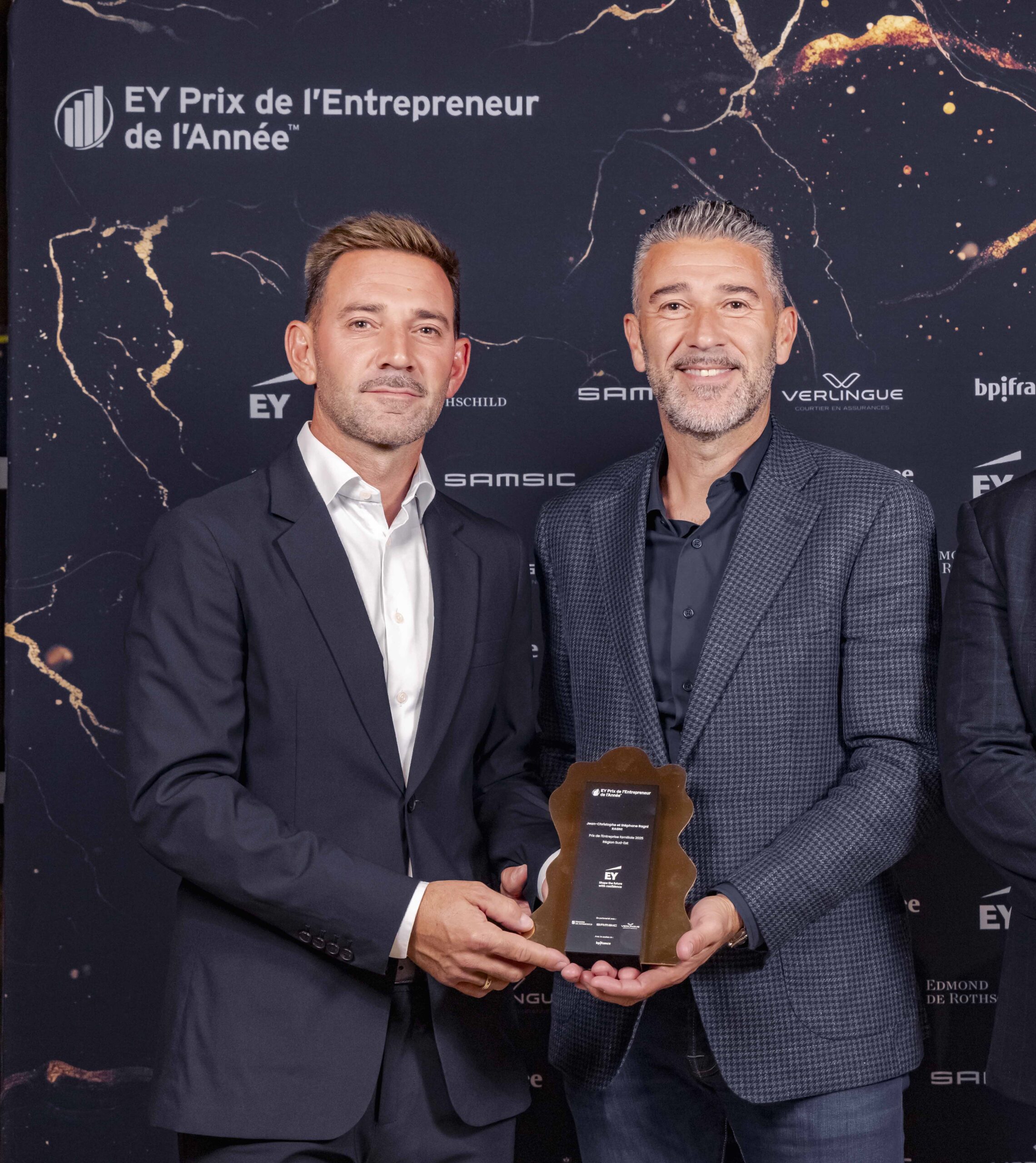 Stéphane et Jean-Christophe RAGNI avec le prix décerné à RAGNI pour l'entreprise familiale de l'année 2025.