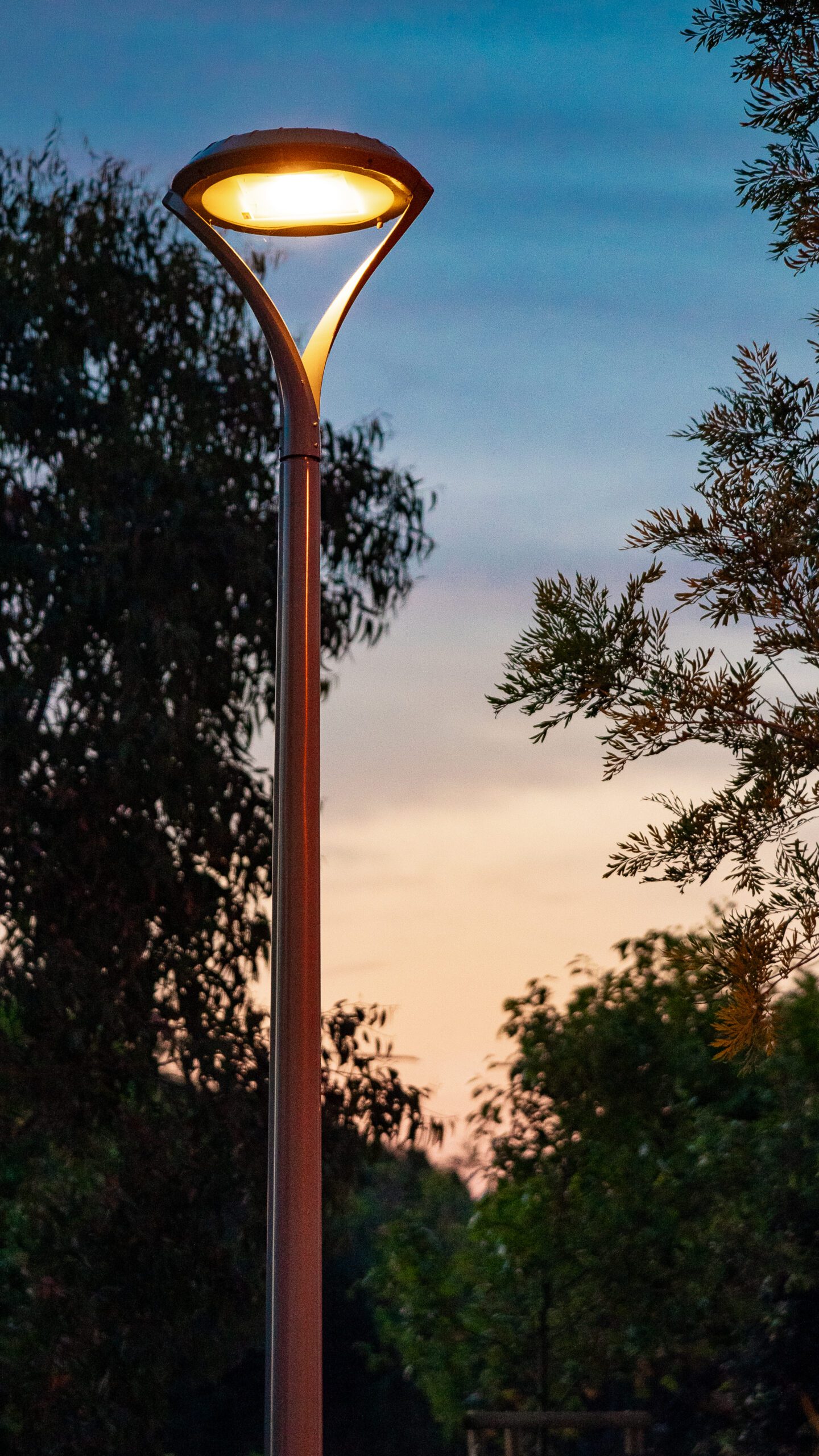 CIRKO LYRE, luminaire RAGNI, éclairant une zone résidentielle de nuit.